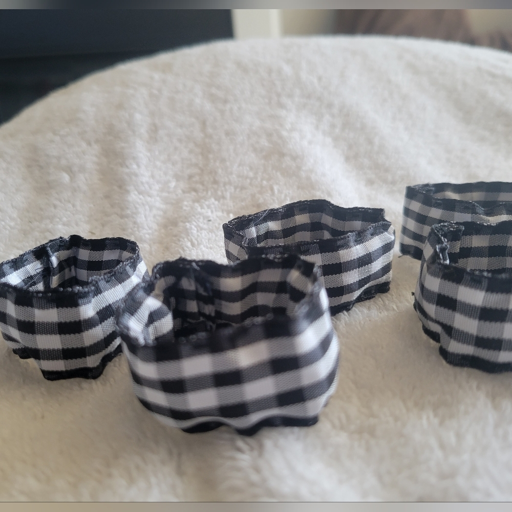 Hand crafted set of 6 napkin rings black/white checked